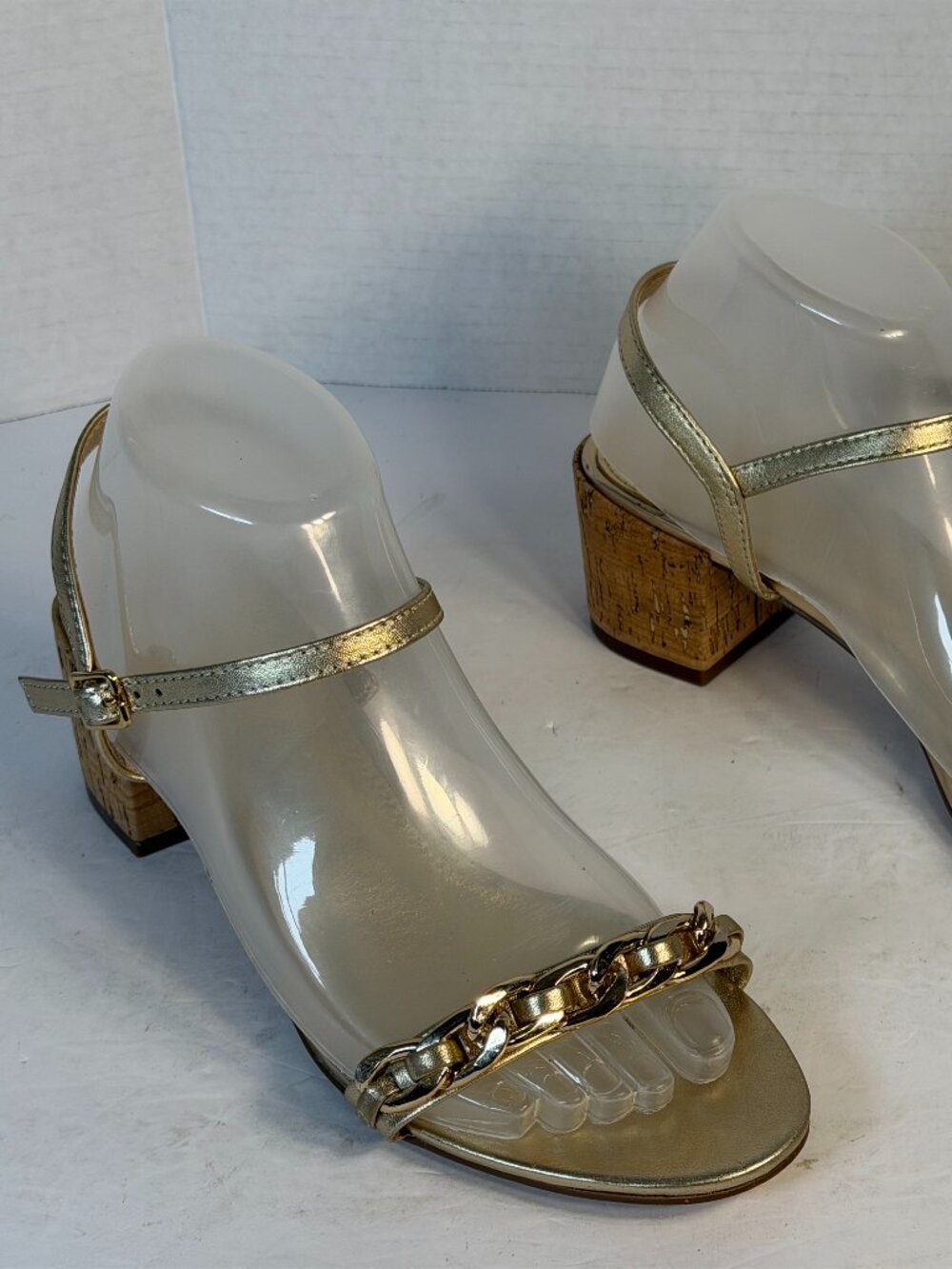 Women's size 8 Golden sandals - Picture 15 of 16